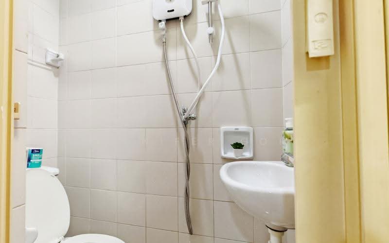 East Meadows, 32 Tanah Merah Kechil Road, Bedok / Upper East Coast, Room Rental, 120 sqft, Condominium For Rent, by Jennifer Goh, 500258118 - Bathroom - PropertyGuru.com.sg
