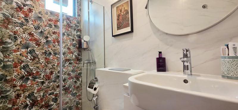 Cheap Renovated 3bdrm 1250sqft in Growth Hot Spot, Buona Vista / West Coast / Clementi New Town, 3 Bedrooms, 1,250 sqft, Condominium For Sale, by Farrand Hey, 500258129 - Bathroom - PropertyGuru.com.sg