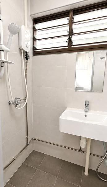141 Bishan Street 12, 141 Bishan Street 12, Ang Mo Kio / Bishan / Thomson, 3 Bedrooms, 904 sqft, HDB Flat For Sale, by Josh Wei, 500258130 - Common Bathroom - PropertyGuru.com.sg