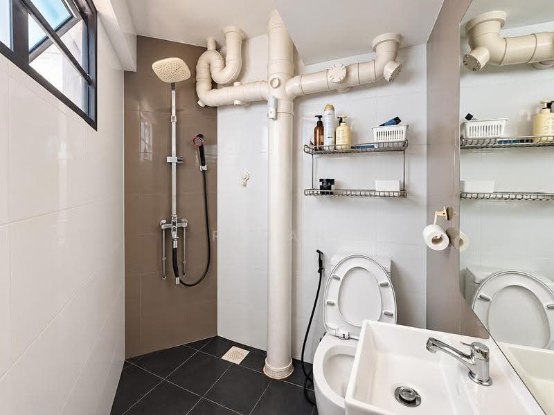 52 Kent Road, 52 Kent Road, Farrer Park / Serangoon Rd, 3 Bedrooms, 1,001 sqft, HDB Flat For Sale, by Regan Lim 林鉦桀, 500258152 - Bathroom - PropertyGuru.com.sg