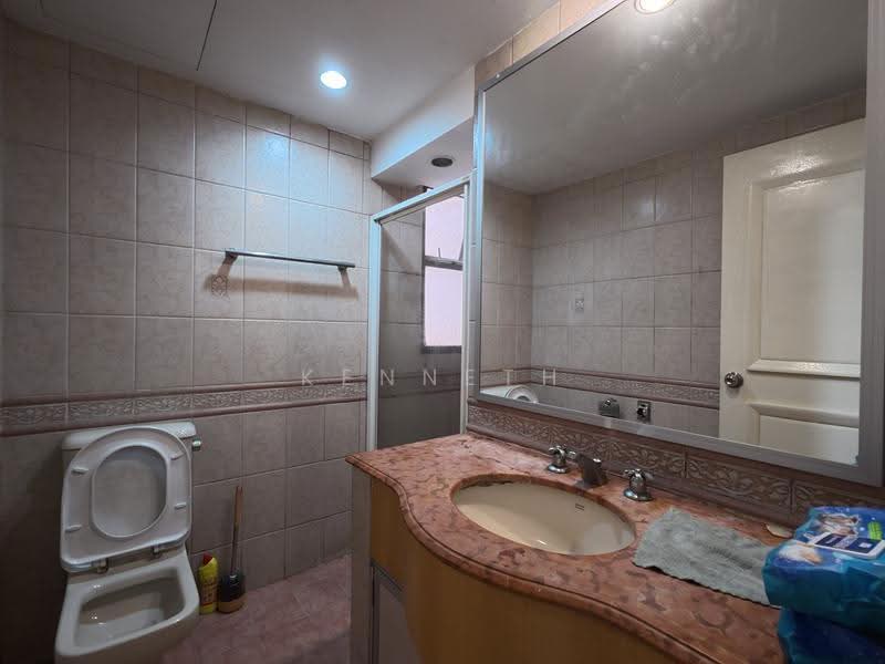 Parkview Apartments, 1 Bukit Batok Street 25, Dairy Farm / Bukit Panjang / Choa Chu Kang, Room Rental, 150 sqft, Apartment For Rent, by Kenneth Ma, 500258154 - Common Bathroom 1 - PropertyGuru.com.sg