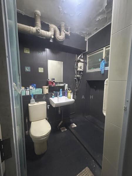 764 Pasir Ris Street 71, 764 Pasir Ris Street 71, Pasir Ris / Tampines, 3 Bedrooms, 1,356 sqft, HDB Flat For Sale, by Fazeerah Epeer, 500258161 - Bathroom - PropertyGuru.com.sg