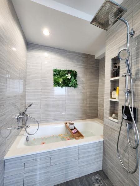 Riverbank at Fernvale, 17 Fernvale Close, Seletar / Yio Chu Kang, 5 Bedrooms, 1,389 sqft, Condominium For Sale, by Kenny Lim (林格徵), 500258201 - Master Bathroom with Tub - PropertyGuru.com.sg