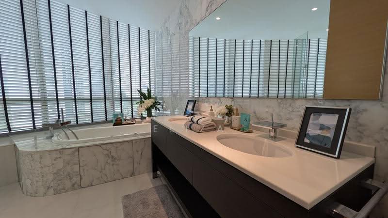 Cliveden at Grange, 100 Grange Road, Tanglin / Holland / Bukit Timah, 4 Bedrooms, 2,842 sqft, Condominium For Sale, by Eliza Tan, 500258227 - Bathroom - PropertyGuru.com.sg