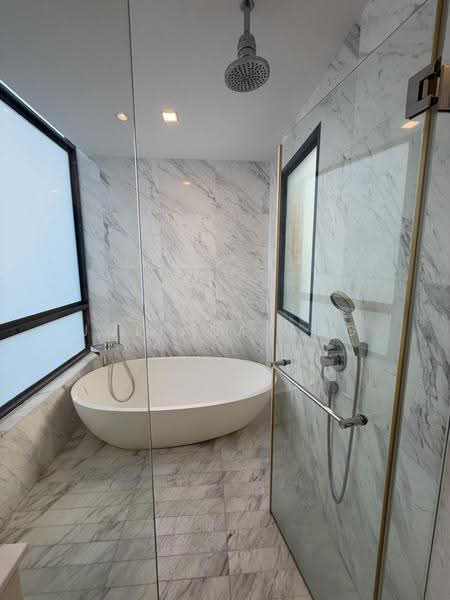 VIVA, 8 Suffolk Walk, Newton / Novena, 5 Bedrooms, 4,908 sqft, Condominium For Rent, by Juliana Ang, 500258245 - Master Bathroom - PropertyGuru.com.sg