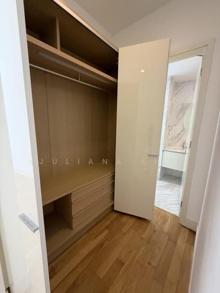 VIVA, 8 Suffolk Walk, Newton / Novena, 5 Bedrooms, 4,908 sqft, Condominium For Rent, by Juliana Ang, 500258245 - Interior Wardrobe - PropertyGuru.com.sg