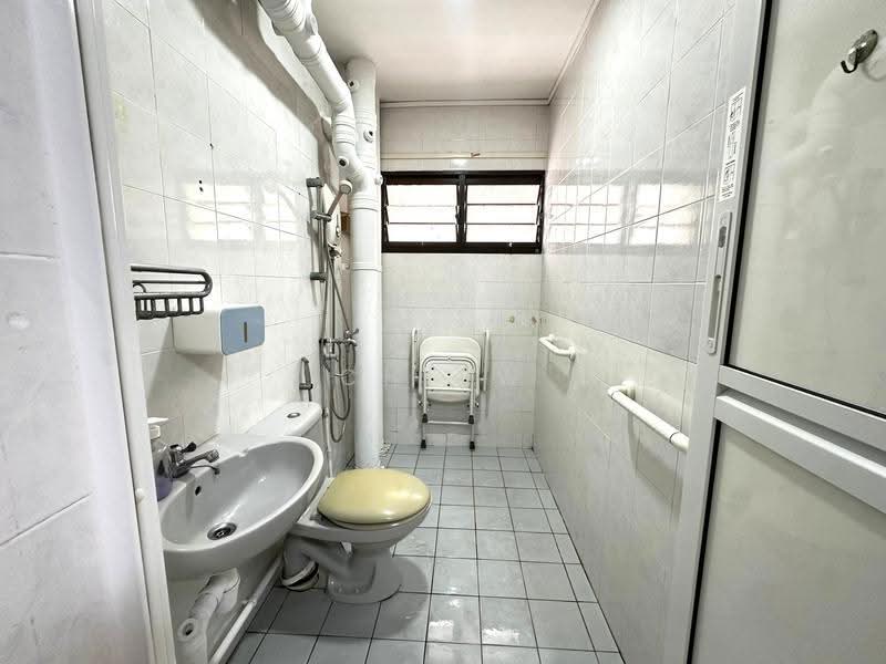 722 Tampines Street 72, 722 Tampines Street 72, Pasir Ris / Tampines, 3 Bedrooms, 1,066 sqft, HDB Flat For Sale, by Chiew Jie Yi, 500258298 - Bathroom - PropertyGuru.com.sg