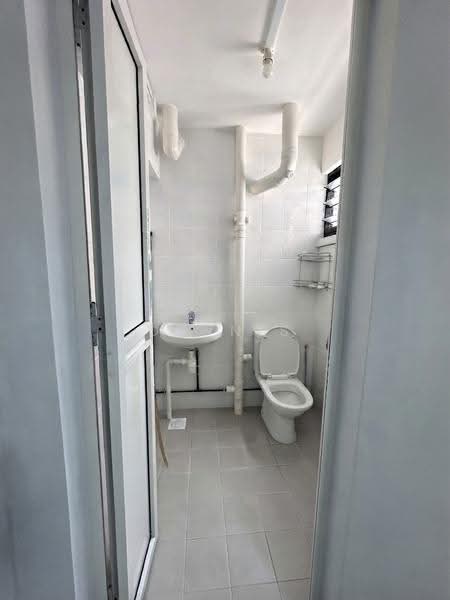 242 Bukit Batok East Avenue 5, 242 Bukit Batok East Avenue 5, Dairy Farm / Bukit Panjang / Choa Chu Kang, 3 Bedrooms, 980 sqft, HDB Flat For Sale, by Dennis Chua, 500258307 - MBR toilet - PropertyGuru.com.sg