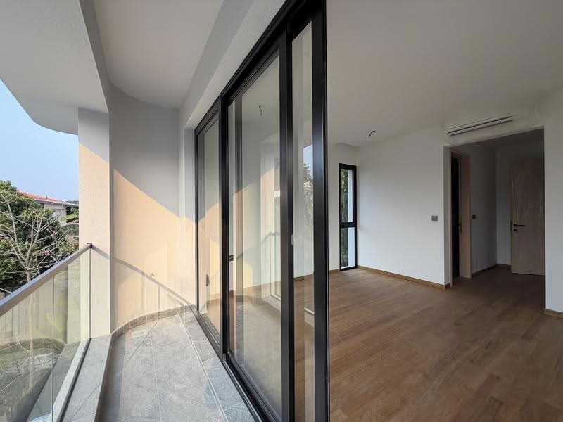Brand New & Freehold Bungalow, 4 levels with Lift and Pool, big for 3 generations!, near Siglap centre/MRT, call 8130 3636 to view now!, East Coast / Marine Parade, 6 Bedrooms, 9,280 sqft, Bungalow House For Sale, by Kim Yan 金燕, 500258371 - Balcony - PropertyGuru.com.sg