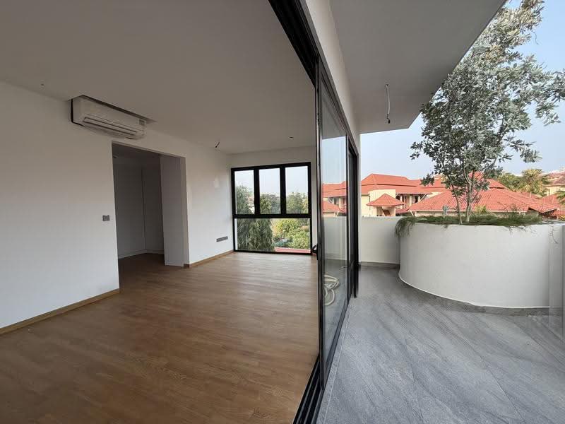 Brand New & Freehold Bungalow, 4 levels with Lift and Pool, big for 3 generations!, near Siglap centre/MRT, call 8130 3636 to view now!, East Coast / Marine Parade, 6 Bedrooms, 9,280 sqft, Bungalow House For Sale, by Kim Yan 金燕, 500258371 - Balcony - PropertyGuru.com.sg