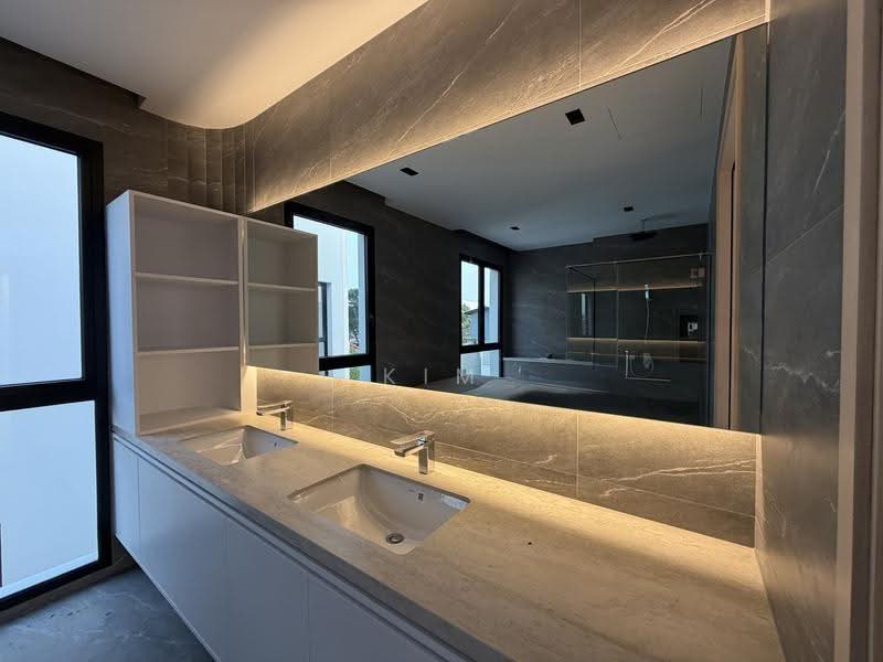 Brand New & Freehold Bungalow, 4 levels with Lift and Pool, big for 3 generations!, near Siglap centre/MRT, call 8130 3636 to view now!, East Coast / Marine Parade, 6 Bedrooms, 9,280 sqft, Bungalow House For Sale, by Kim Yan 金燕, 500258371 - Bathroom - PropertyGuru.com.sg