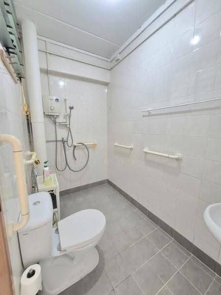 929 Tampines Street 91, 929 Tampines Street 91, Pasir Ris / Tampines, Room Rental, 200 sqft, HDB Flat For Rent, by Cindy Chew, 500258379 - Bathroom - PropertyGuru.com.sg