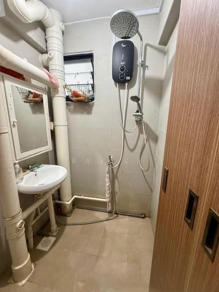 335A Smith Street, 335A Smith Street, Boat Quay / Raffles Place / Marina, Room Rental, 300 sqft, HDB Flat For Rent, by Rajesh Balasubramanian, 500258386 - Bathroom - PropertyGuru.com.sg