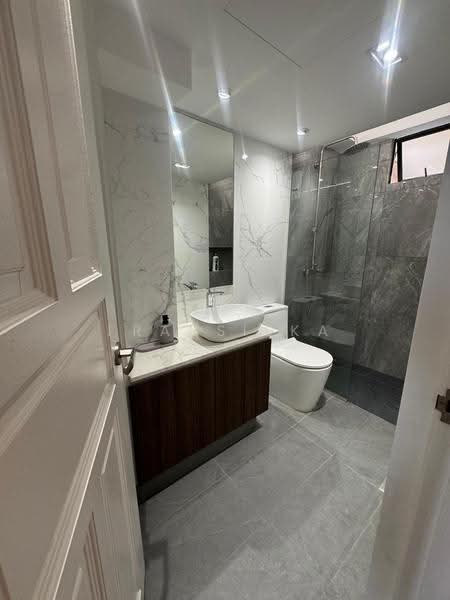 Pegu Apartment, Pegu Road, Balestier / Toa Payoh, 2 Bedrooms, 538 sqft, Terraced House For Rent, by Fransiska Tan, 500258420 - Bathroom - PropertyGuru.com.sg