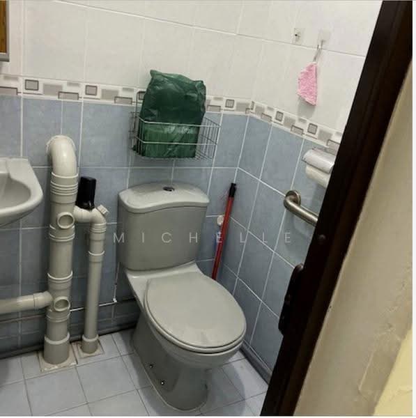 414 Ang Mo Kio Avenue 10, 414 Ang Mo Kio Avenue 10, Ang Mo Kio / Bishan / Thomson, 3 Bedrooms, 1,076 sqft, HDB Flat For Rent, by Michelle Lee, 500258451 - Bathroom - PropertyGuru.com.sg