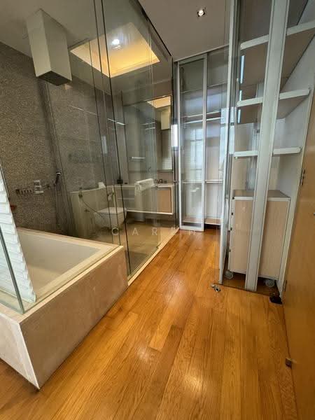 Duplex 4 bed within 10 min walk to Marine Parade MRt, Amber road, East Coast / Marine Parade, 4 Bedrooms, 2,906 sqft, Condominium For Rent, by Caren Tan, 500258486 - Bathroom - PropertyGuru.com.sg