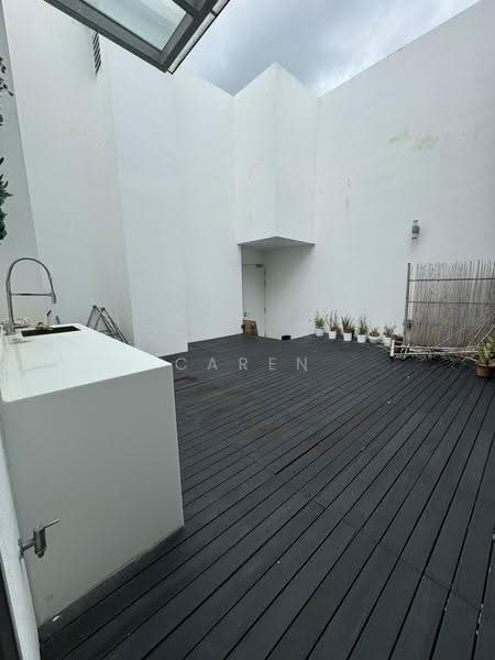 Duplex 4 bed within 10 min walk to Marine Parade MRt, Amber road, East Coast / Marine Parade, 4 Bedrooms, 2,906 sqft, Condominium For Rent, by Caren Tan, 500258486 - Exterior - PropertyGuru.com.sg