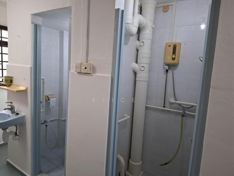 91 Lorong 3 Toa Payoh, 91 Lorong 3 Toa Payoh, Balestier / Toa Payoh, 2 Bedrooms, 732 sqft, HDB Flat For Sale, by Alice Yap, 500258496 - Bathroom - PropertyGuru.com.sg