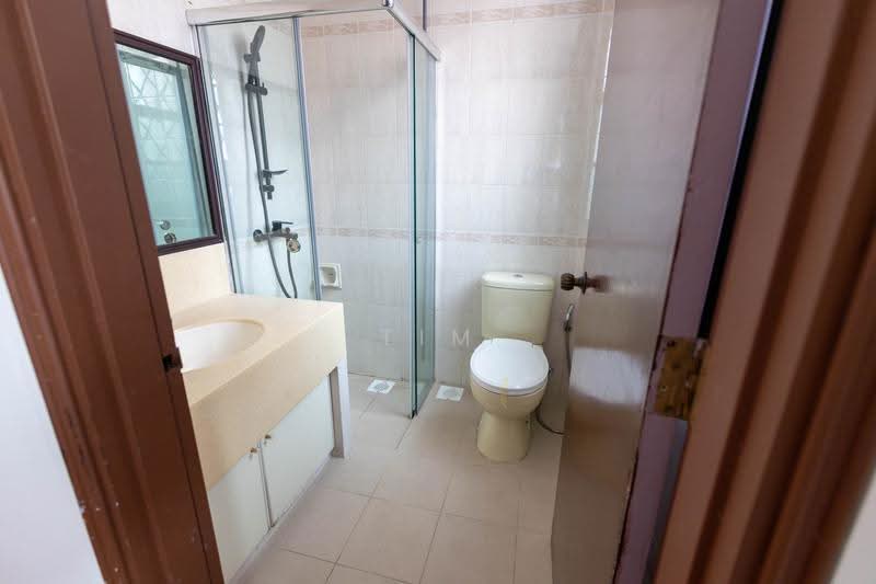 Highgate Crescent, Clementi Park / Upper Bukit Timah, 6 Bedrooms, 3,154 sqft, Terraced House For Rent, by Tim Toh Zi Tao, 500258649 - Bathroom - PropertyGuru.com.sg