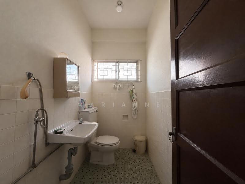 Charlton Park, Jalan Songket | Jalan Samarinda | Surin Avenue | Aroozoo Avenue | Jalan Mastuli | Jalan Tenon | Charlton Road | Veeragoo Close, Hougang / Punggol / Sengkang, 4 Bedrooms, 3,000 sqft, Semi-Detached House For Sale, by Marianne Terng, 500258707 - Bathroom - PropertyGuru.com.sg