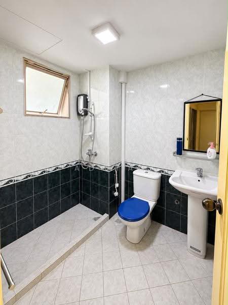52 westwood Avenue, Boon Lay / Jurong / Tuas, Room Rental, 150 sqft, Terraced House For Rent, by Adrian Lee 李俊汶, 500258763 - Bathroom - PropertyGuru.com.sg