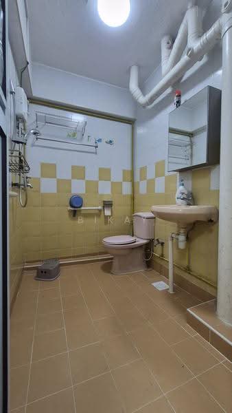 111 Bukit Batok West Avenue 6, 111 Bukit Batok West Avenue 6, Dairy Farm / Bukit Panjang / Choa Chu Kang, 3 Bedrooms, 1,420 sqft, HDB Flat For Rent, by Bikay Lim, 500258819 - Common Bathroom - PropertyGuru.com.sg