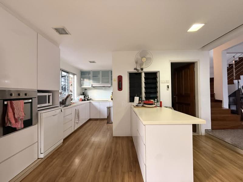 Semi-D with pool along cul-de-sac, Tai Yuan Heights/ Lorong Chuan/ Grace Park, Hougang / Punggol / Sengkang, 5 Bedrooms, 4,000 sqft, Semi-Detached House For Rent, by Marc Chia Peng Wen, 500258862 - Kitchen - PropertyGuru.com.sg