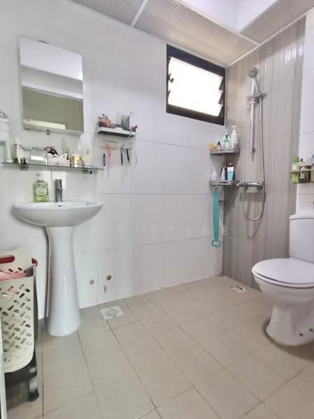 293C Compassvale Crescent, 293C Compassvale Crescent, Hougang / Punggol / Sengkang, 3 Bedrooms, 1,001 sqft, HDB Flat For Rent, by Christine Low, 500258909 - Bathroom - PropertyGuru.com.sg