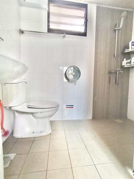 293C Compassvale Crescent, 293C Compassvale Crescent, Hougang / Punggol / Sengkang, 3 Bedrooms, 1,001 sqft, HDB Flat For Rent, by Christine Low, 500258909 - Bathroom - PropertyGuru.com.sg