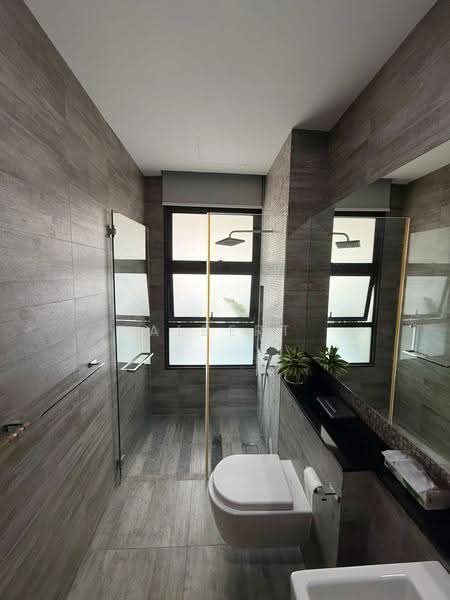 holland grove drive, 2.5 STOREY MODERN DESIGN SEMI DETACH , 1KM TO HENRY PARK PRIMARY, Tanglin / Holland / Bukit Timah, 5 Bedrooms, 7,500 sqft, Semi-Detached House For Sale, by Albert Peh, 500259044 - Bathroom - PropertyGuru.com.sg