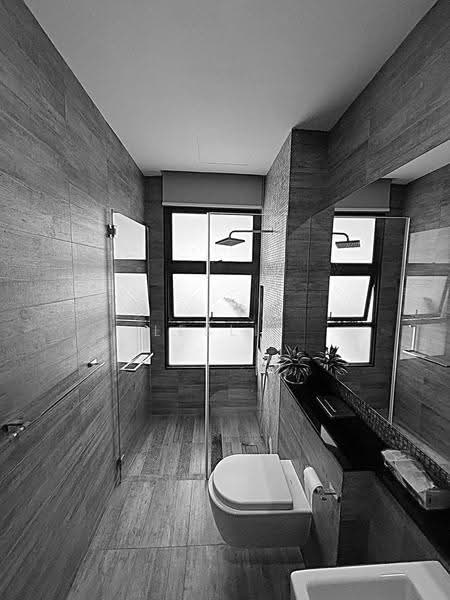 Excellent Location! Minutes walk to Henry Park Pri, Dover MRT! Semi-D @ Holland Grove Dr for sale!, Tanglin / Holland / Bukit Timah, 5 Bedrooms, 7,500 sqft, Semi-Detached House For Sale, by Leslie Chan, 500259065 - Bathroom - PropertyGuru.com.sg