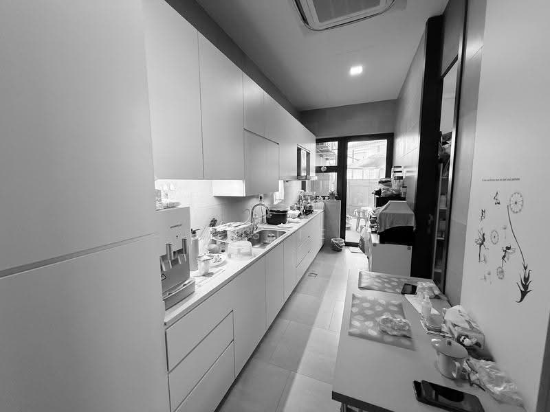 Excellent Location! Minutes walk to Henry Park Pri, Dover MRT! Semi-D @ Holland Grove Dr for sale!, Tanglin / Holland / Bukit Timah, 5 Bedrooms, 7,500 sqft, Semi-Detached House For Sale, by Leslie Chan, 500259065 - Kitchen - PropertyGuru.com.sg