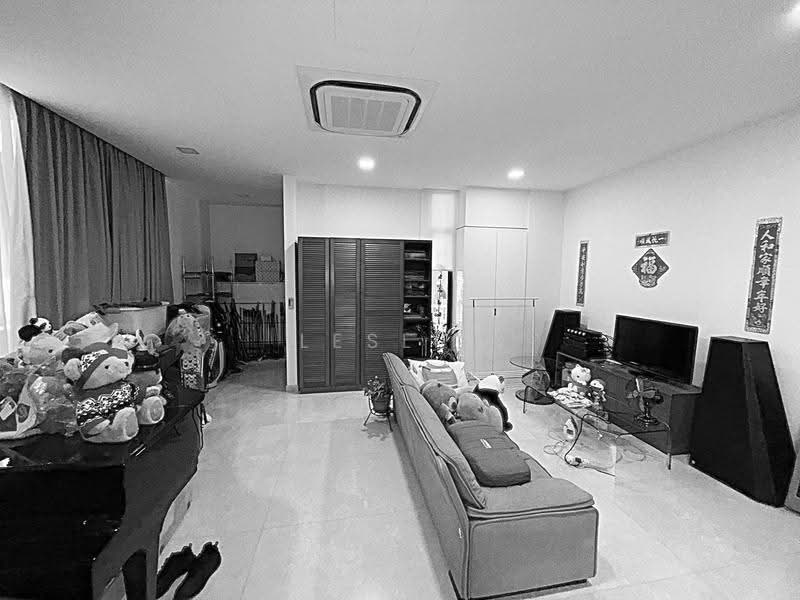Excellent Location! Minutes walk to Henry Park Pri, Dover MRT! Semi-D @ Holland Grove Dr for sale!, Tanglin / Holland / Bukit Timah, 5 Bedrooms, 7,500 sqft, Semi-Detached House For Sale, by Leslie Chan, 500259065 - Living Room - PropertyGuru.com.sg