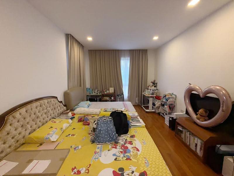 Excellent Location! Minutes walk to Henry Park Pri, Dover MRT! Semi-D @ Holland Grove Dr for sale!, Tanglin / Holland / Bukit Timah, 5 Bedrooms, 7,500 sqft, Semi-Detached House For Sale, by Leslie Chan, 500259065 - Bedroom - PropertyGuru.com.sg
