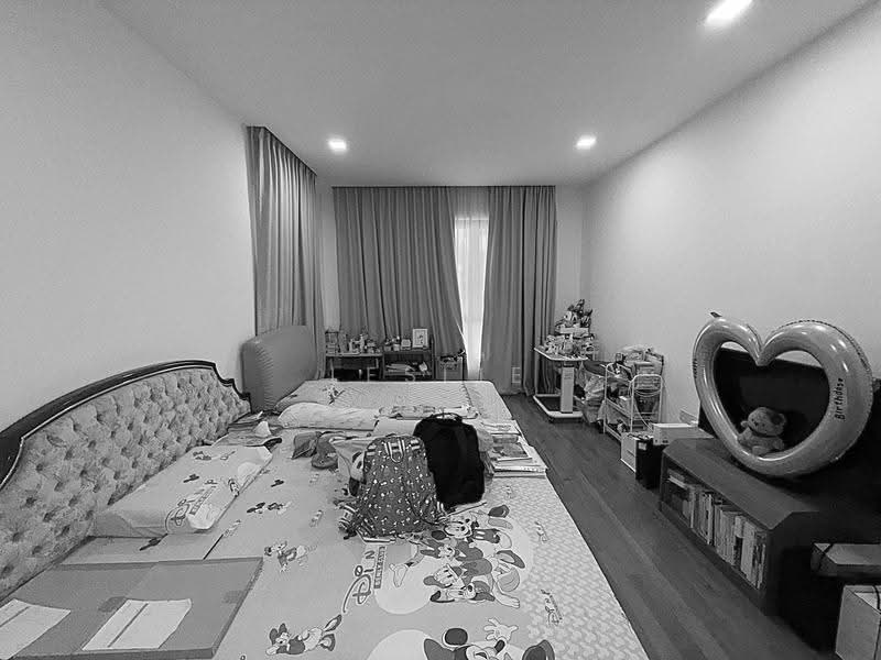 Excellent Location! Minutes walk to Henry Park Pri, Dover MRT! Semi-D @ Holland Grove Dr for sale!, Tanglin / Holland / Bukit Timah, 5 Bedrooms, 7,500 sqft, Semi-Detached House For Sale, by Leslie Chan, 500259065 - Bedroom - PropertyGuru.com.sg
