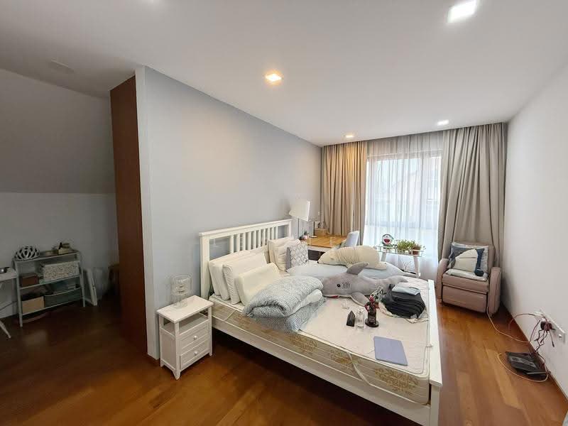 Excellent Location! Minutes walk to Henry Park Pri, Dover MRT! Semi-D @ Holland Grove Dr for sale!, Tanglin / Holland / Bukit Timah, 5 Bedrooms, 7,500 sqft, Semi-Detached House For Sale, by Leslie Chan, 500259065 - Bedroom - PropertyGuru.com.sg