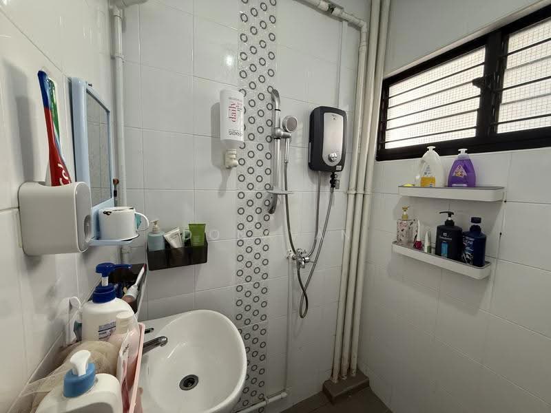 451 Jurong West Street 42, 451 Jurong West Street 42, Boon Lay / Jurong / Tuas, 3 Bedrooms, 1,108 sqft, HDB Flat For Sale, by Donavan Lai, 500259075 - Common Bath - PropertyGuru.com.sg