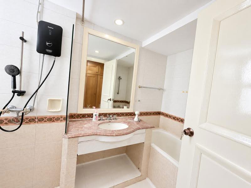 Parkview Apartments, 1 Bukit Batok Street 25, Dairy Farm / Bukit Panjang / Choa Chu Kang, 3 Bedrooms, 1,119 sqft, Apartment For Rent, by Kesinee Kess, 500259082 - Bathroom - PropertyGuru.com.sg