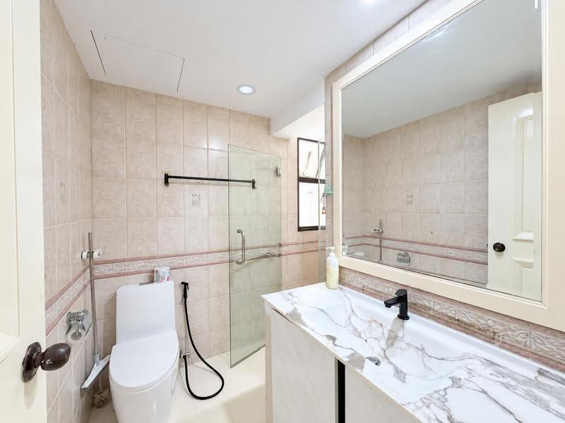 Parkview Apartments, 1 Bukit Batok Street 25, Dairy Farm / Bukit Panjang / Choa Chu Kang, 3 Bedrooms, 1,119 sqft, Apartment For Rent, by Kesinee Kess, 500259082 - Bathroom - PropertyGuru.com.sg