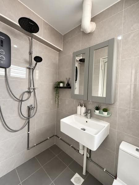 132 Simei Street 1, 132 Simei Street 1, Pasir Ris / Tampines, 2 Bedrooms, 689 sqft, HDB Flat For Rent, by Seleira Chua, 500259129 - Bathroom - PropertyGuru.com.sg