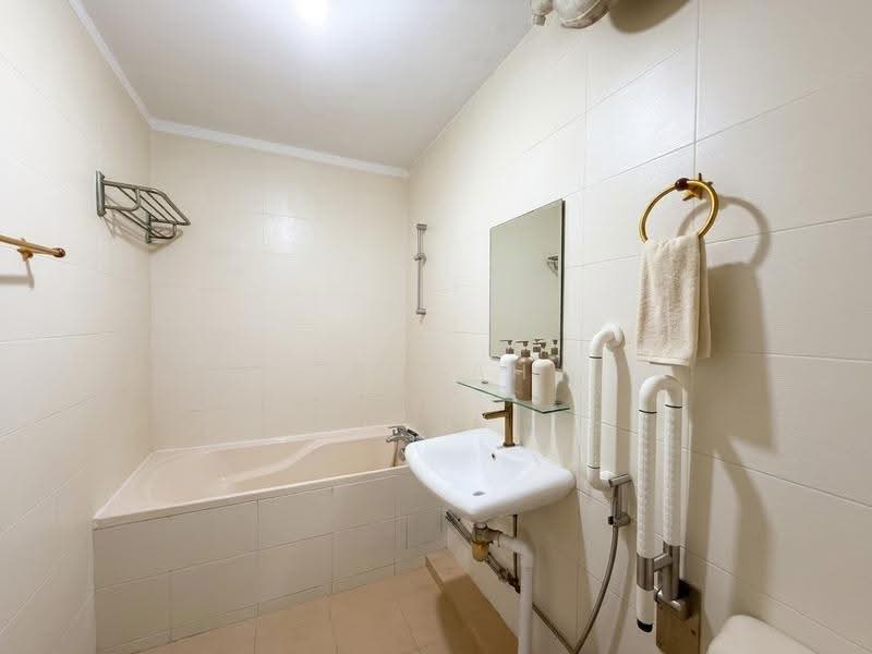 785 Choa Chu Kang Drive, 785 Choa Chu Kang Drive, Dairy Farm / Bukit Panjang / Choa Chu Kang, 4 Bedrooms, 1,453 sqft, HDB Flat For Sale, by Aishah Razak, 500259145 - Bathroom - PropertyGuru.com.sg