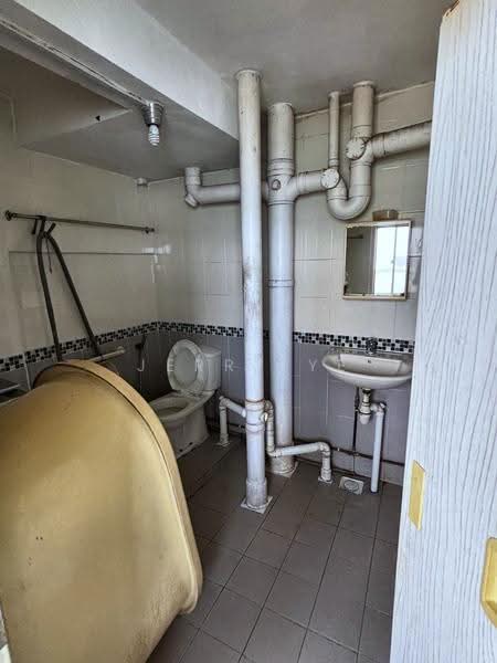 35 Teban Gardens Road, 35 Teban Gardens Road, Boon Lay / Jurong / Tuas, 2 Bedrooms, 800 sqft, HDB Flat For Rent, by Jerry Ye, 500259149 - Bathroom - PropertyGuru.com.sg