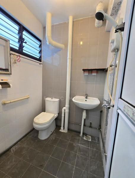 103 Bedok Reservoir Road, 103 Bedok Reservoir Road, Bedok / Upper East Coast, 2 Bedrooms, 721 sqft, HDB Flat For Sale, by Rachel Tan, 500259210 - Master bath - PropertyGuru.com.sg