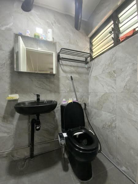 203 Serangoon Central, 203 Serangoon Central, Hougang / Punggol / Sengkang, 2 Bedrooms, 64 sqft, HDB Flat For Rent, by Ananda Sivanandam, 500259235 - Bathroom - PropertyGuru.com.sg