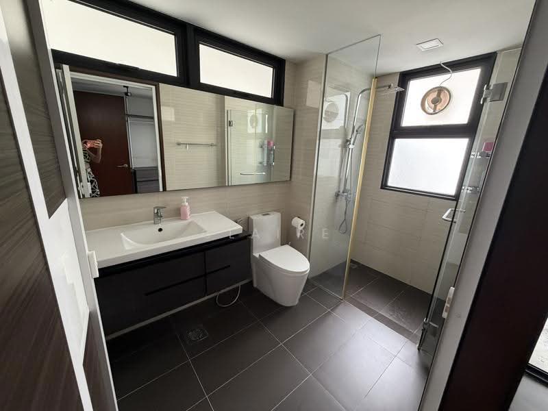 Riverparc Residence, 90 Punggol Drive, Hougang / Punggol / Sengkang, 3 Bedrooms, 1,076 sqft, Executive Condominium For Sale, by Claire Loh, 500259258 - Master Bathroom - PropertyGuru.com.sg