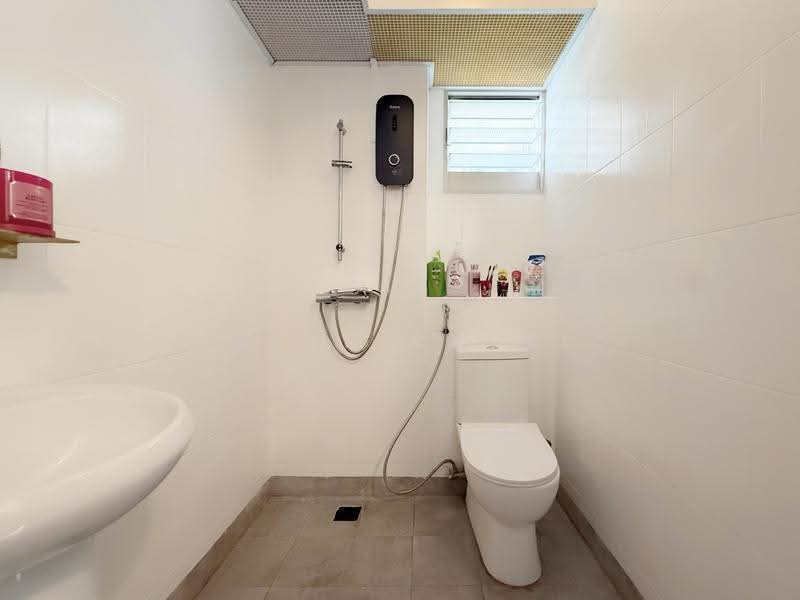 57 Teban Gardens Road, 57 Teban Gardens Road, Boon Lay / Jurong / Tuas, 2 Bedrooms, 721 sqft, HDB Flat For Sale, by Irfan Ramzi, 500259274 - Bathroom - PropertyGuru.com.sg