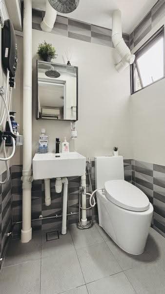 503 Ang Mo Kio Avenue 5, 503 Ang Mo Kio Avenue 5, Ang Mo Kio / Bishan / Thomson, 2 Bedrooms, 732 sqft, HDB Flat For Sale, by Lim Ziwan, 500259286 - Bathroom - PropertyGuru.com.sg