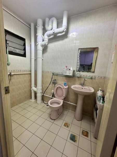 626 Jurong West Street 65, 626 Jurong West Street 65, Boon Lay / Jurong / Tuas, 3 Bedrooms, 1,399 sqft, HDB Flat For Sale, by Michael Ooi, 500259357 - Bathroom - PropertyGuru.com.sg