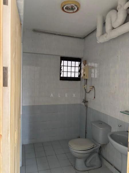 761 Bedok Reservoir View, 761 Bedok Reservoir View, Bedok / Upper East Coast, 3 Bedrooms, 1,130 sqft, HDB Flat For Sale, by Alex Yew, 500259370 - Bathroom - PropertyGuru.com.sg