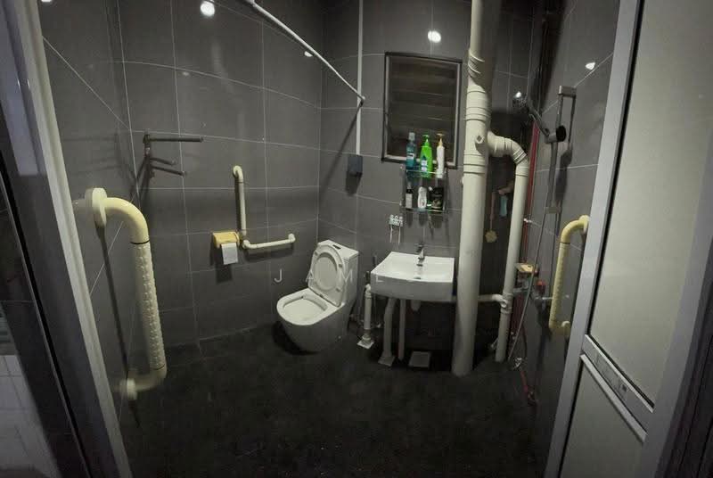 402 Yishun Ring Road, 402 Yishun Ring Road, Sembawang / Yishun, Room Rental, 100 sqft, HDB Flat For Rent, by James Kong, 500259384 - Bathroom - PropertyGuru.com.sg